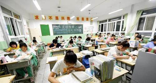 当“双非”标签成为职场入场券 学历门槛下的求职困境与反思